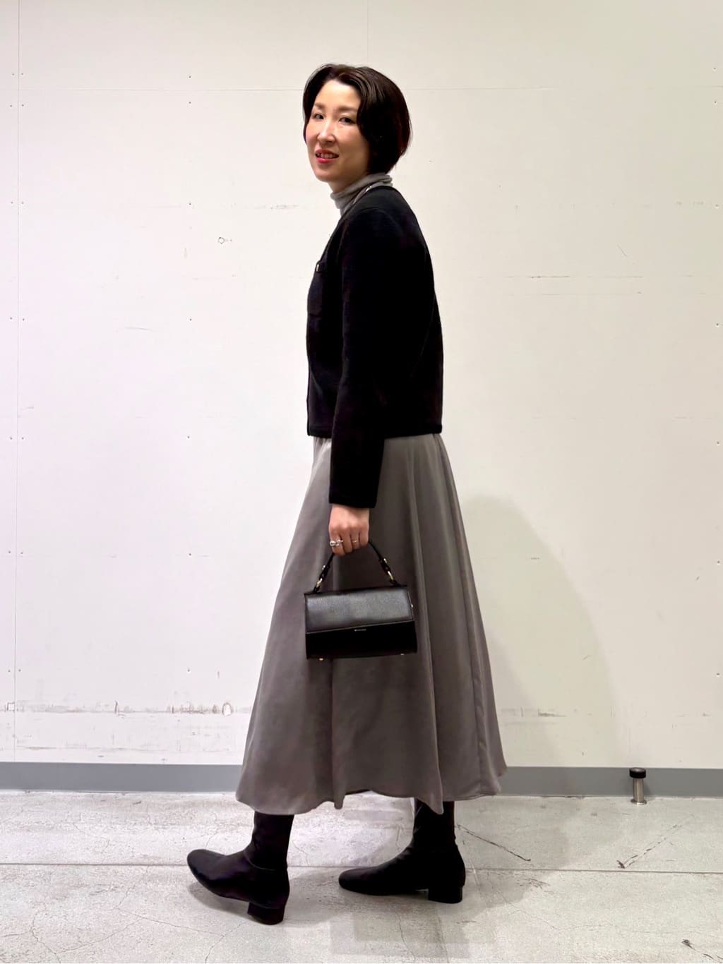 yuriさんの「INDIVI｜【UVケア／セットアップ可能】スエード調サテンスカート」を使ったコーディネート