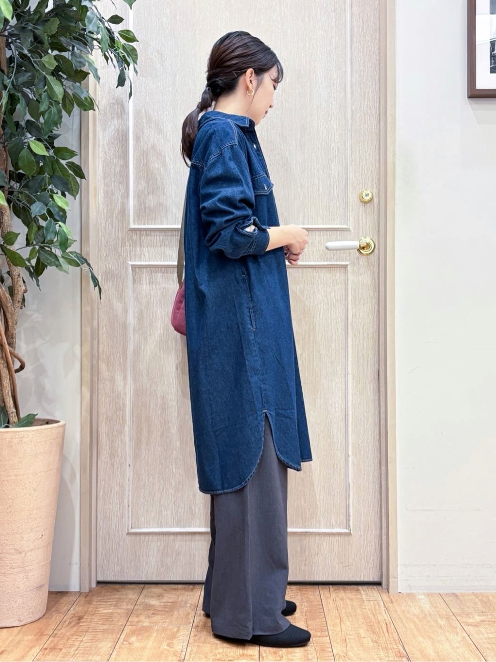 なみさんの「SHOO･LA･RUE｜【S-LL】ロングシーズン活躍 デニムシャツワンピース」を使ったコーディネート