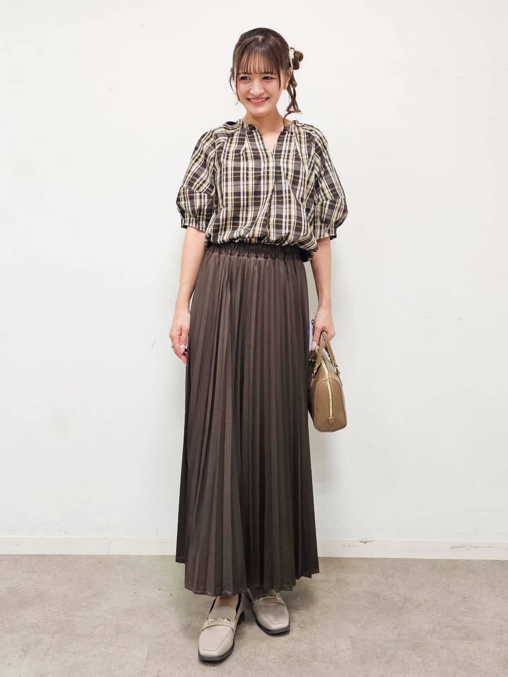 ゆゆさんの「SHOO･LA･RUE｜【S-LL/洗濯後しわになりにくい】ランタンスリーブで女性らしく 5分袖スキッパーブラウス」を使ったコーディネート