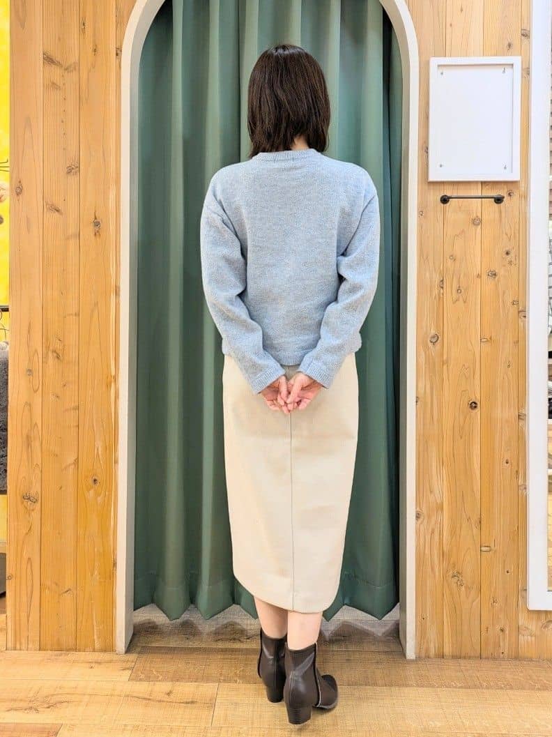 ショーコラさんの「SHOO･LA･RUE｜【S-LL/あったか】すらりときれい見え ベイカー風ナロースカート」を使ったコーディネート