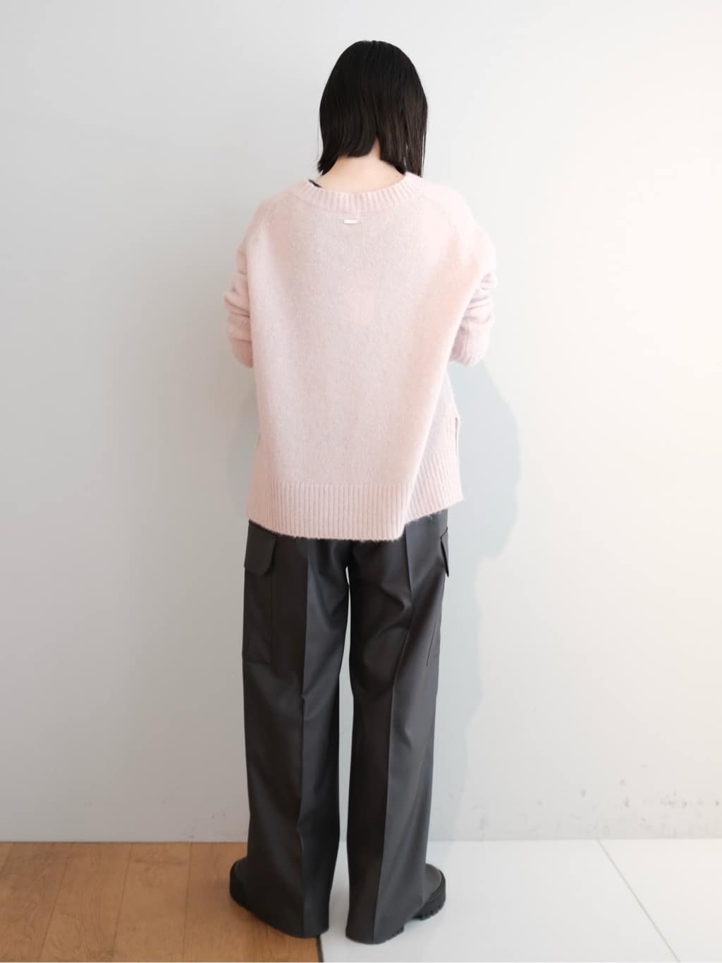 Kishimotoさんの「DRESSTERIOR｜アルパカブレンドVネックニット」を使ったコーディネート