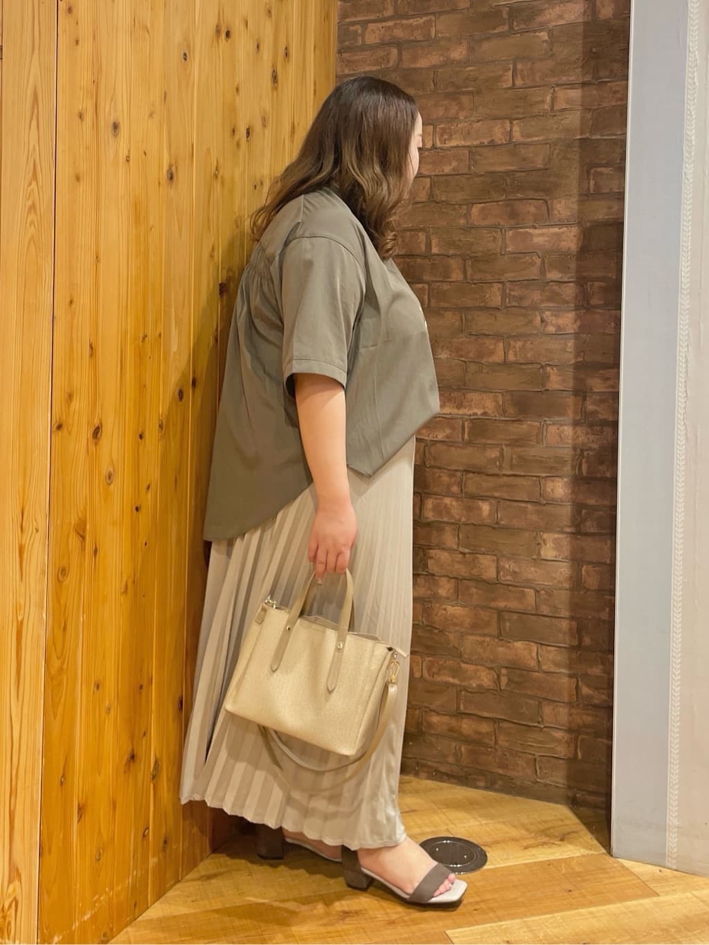 Risaさんの「SHOO･LA･RUE｜【S-LL/洗濯後しわになりにくい】バックギャザーがアクセント スッキパーブラウス」を使ったコーディネート