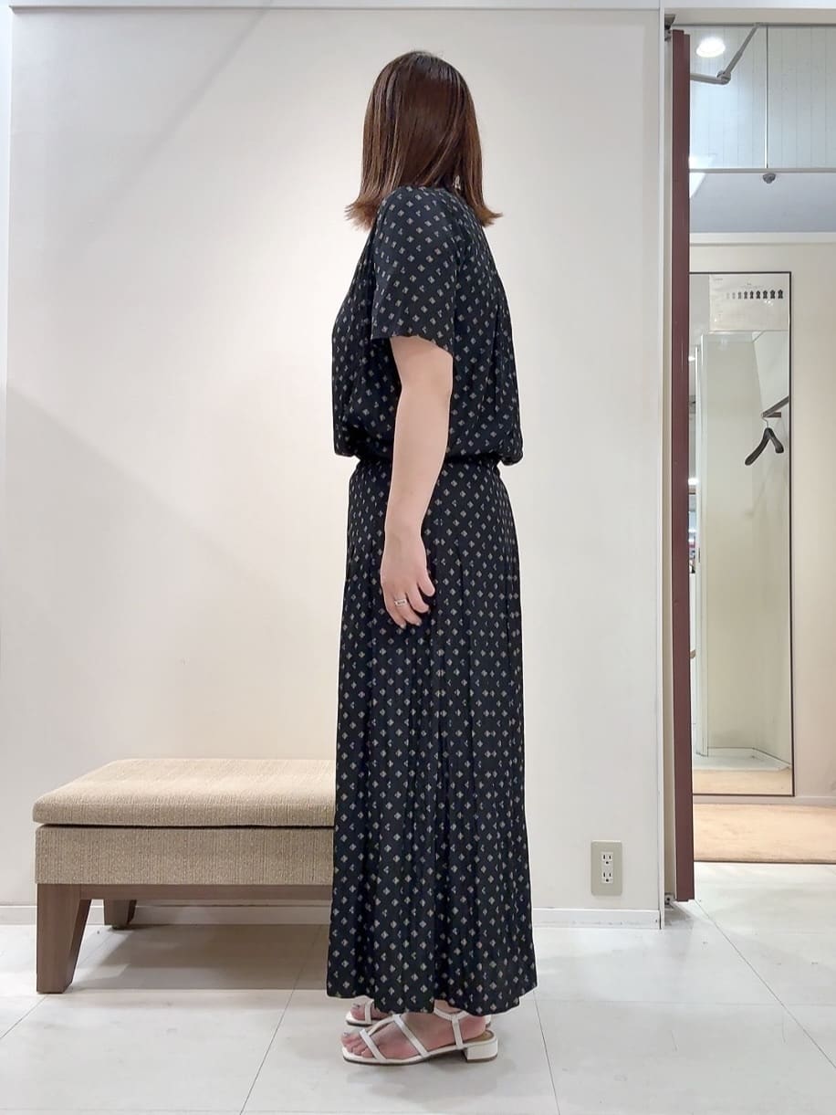 YUIさんの「UNTITLED｜【セットアップ可/リラクシー/通勤】スクエアジオメ柄ブラウス」を使ったコーディネート