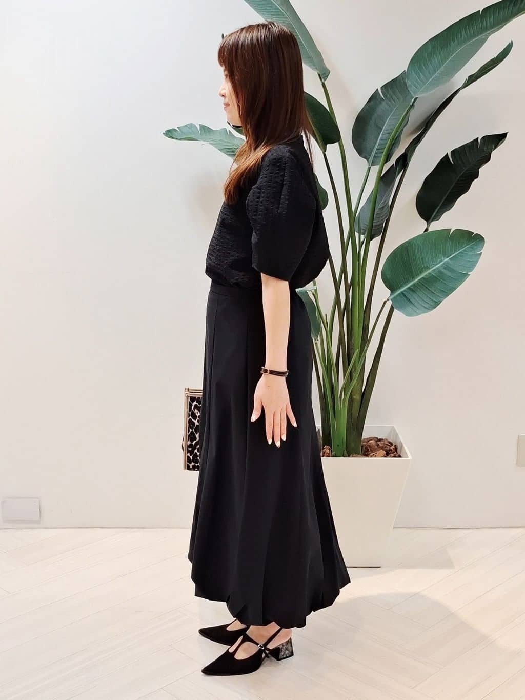 YuKaRiさんの「UNTITLED｜【吸水速乾/ストレッチ/Vネック】フォルムスリーブ ブラウス」を使ったコーディネート
