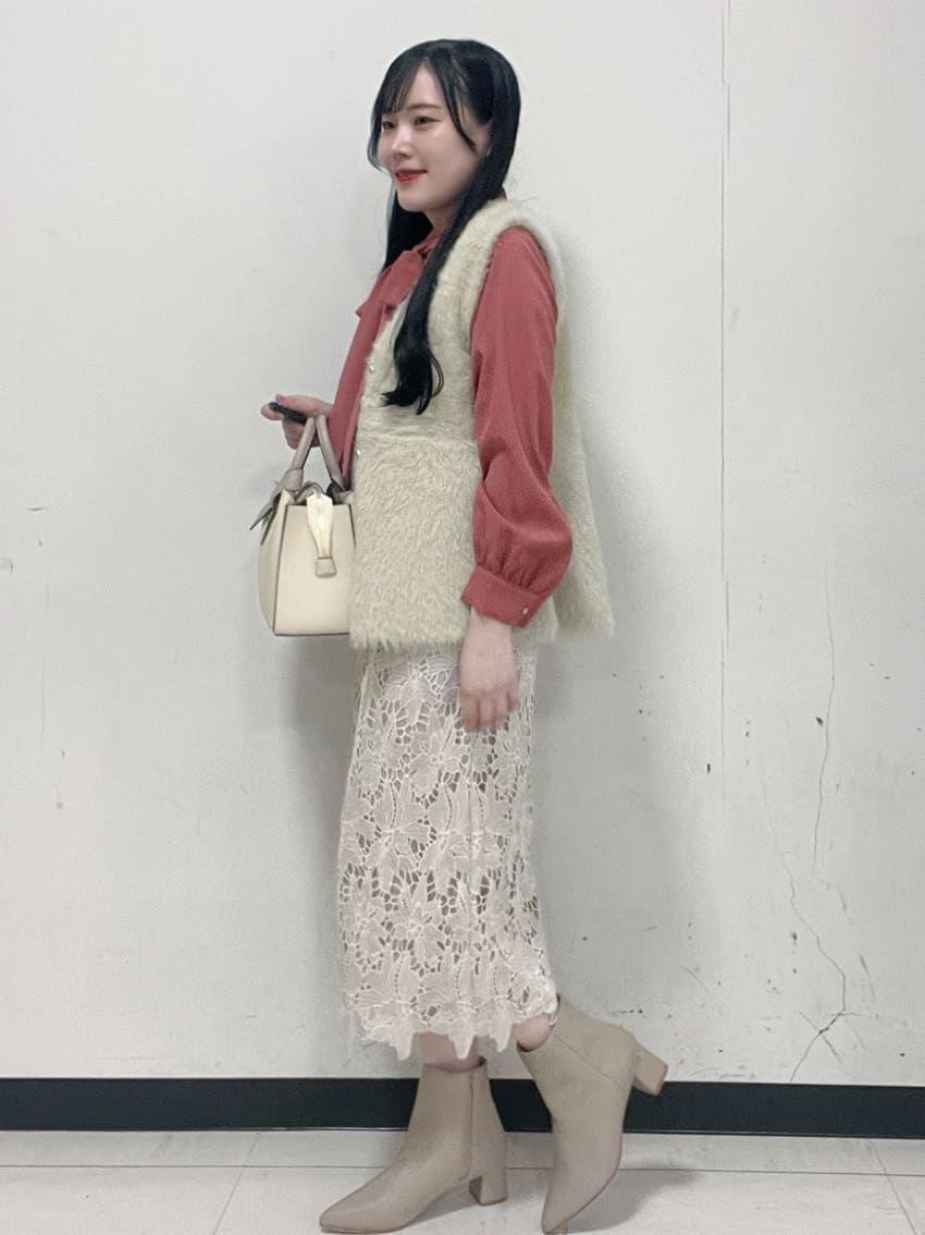 Hitomiさんの「index｜《andGIRL掲載》フェザーペプラムジレ【洗濯機OK／抗ピル】」を使ったコーディネート
