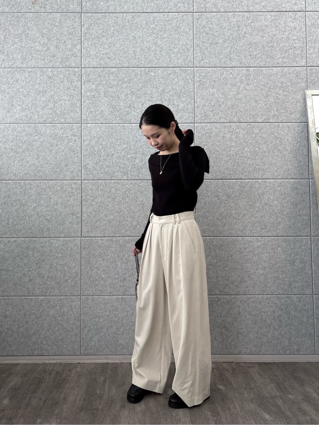 ひなさんの「INDIVI｜【再入荷】アシメオフショルニット」を使ったコーディネート