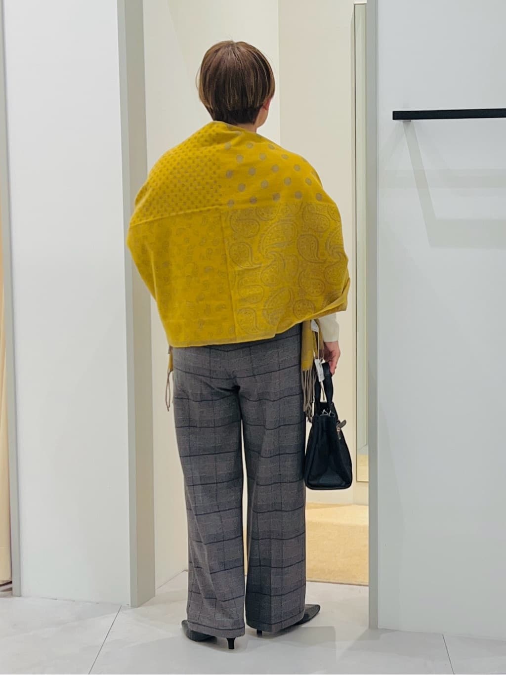 タナさんの「THE SHOP TK｜【すっきりシルエットが叶う】大人のためのVネックニット/毛玉になりにくい/静電気防止/洗濯機OK」を使ったコーディネート