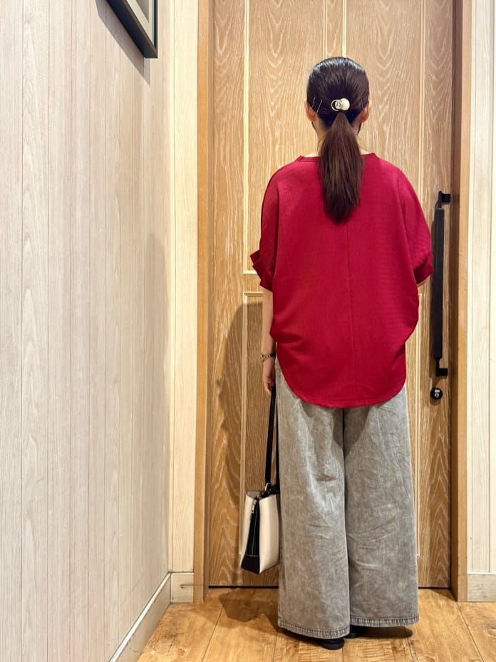 KAORIさんの「SHOO･LA･RUE｜【洗える】お袖のタックがアクセント インせず着られる さらさらドルマントップス」を使ったコーディネート