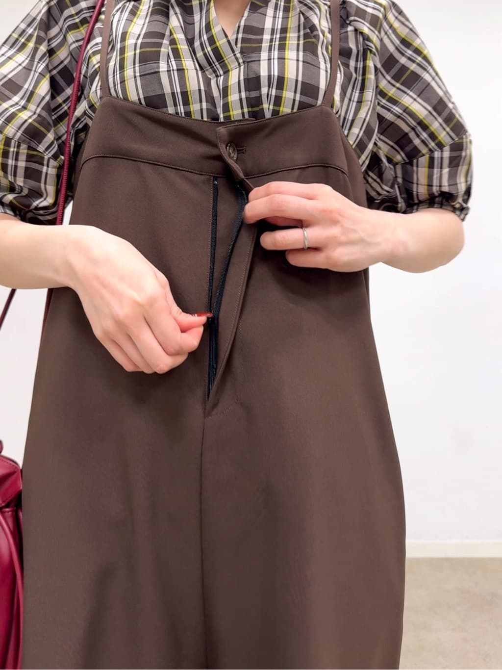 𝐜𝐡𝐢𝐤𝐚さんの「SHOO･LA･RUE｜【S-LL/洗濯後しわになりにくい】ランタンスリーブで女性らしく 5分袖スキッパーブラウス」を使ったコーディネート