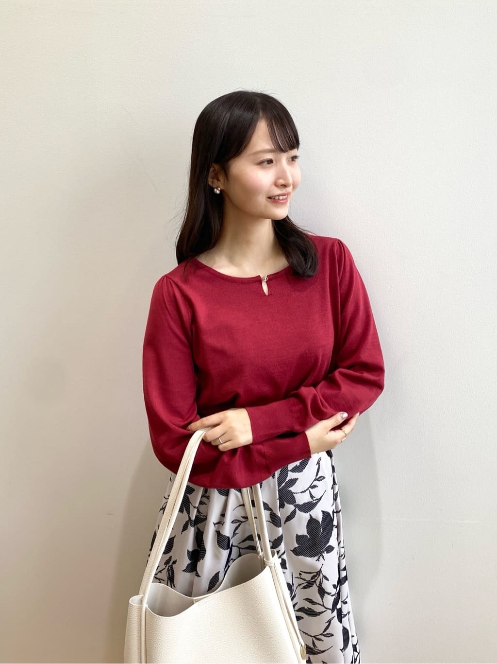 みさかさんの「index｜パール調パーツ付きクルーネックニット【洗濯機OK】《8col／XS～3L》」を使ったコーディネート