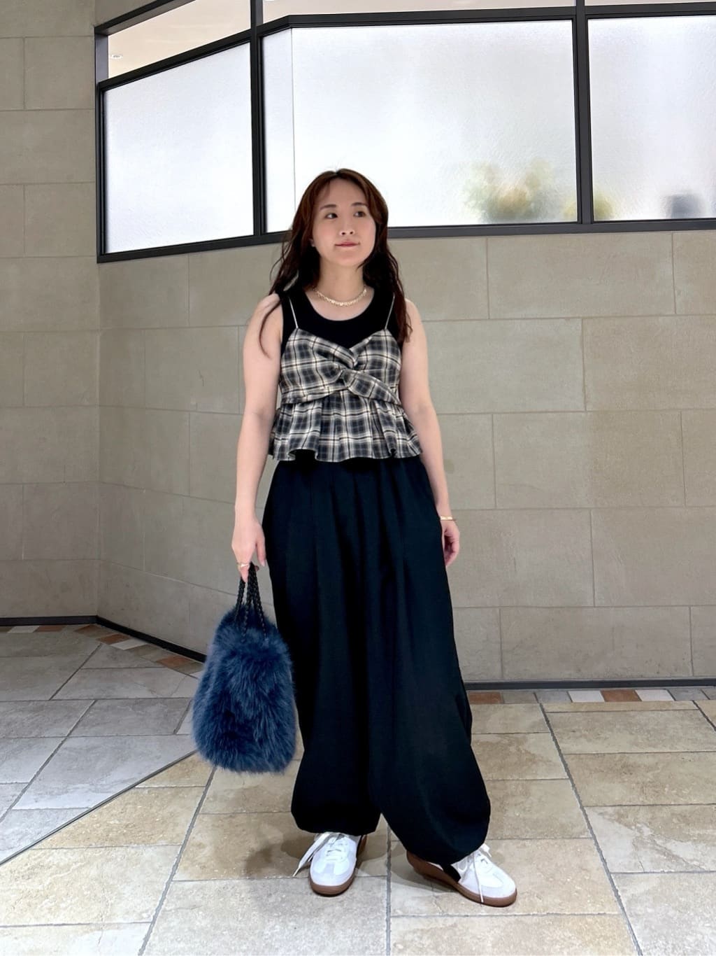 よねさんの「INDIVI｜オンブレチェックビスチェ」を使ったコーディネート