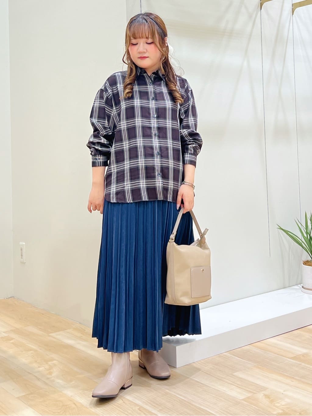みことさんの「grove｜今の季節にちょうどいい　オンブレーチェックシャツ」を使ったコーディネート