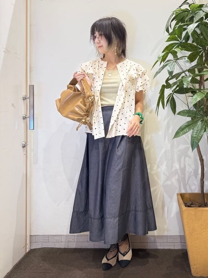 misakiさんの「SHOO･LA･RUE｜【無地/ドット柄】お袖フリルが華やぐ きれいめブラウス」を使ったコーディネート
