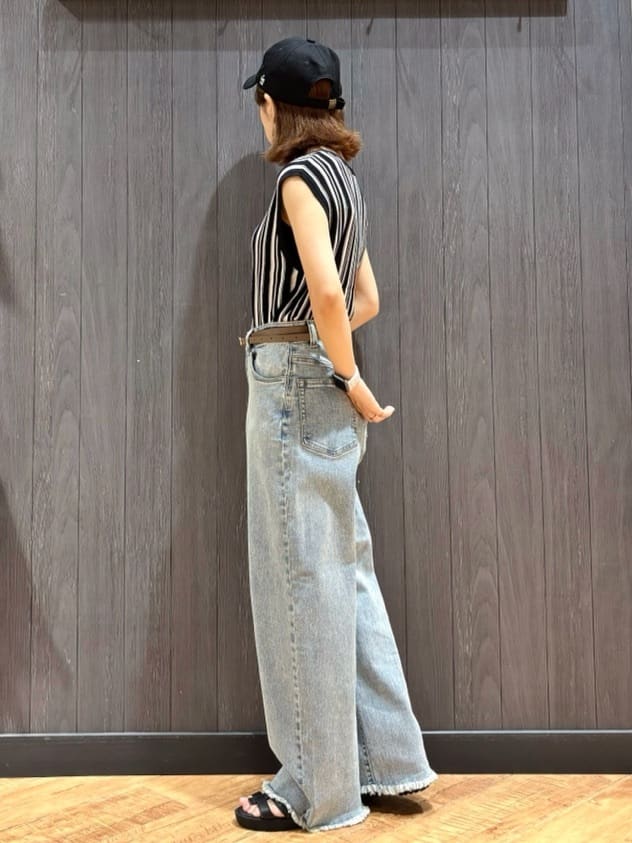 meiさんの「SHOO･LA･RUE｜【S-LL/裏ひんやり/ストレッチ】ワイドストレートデニムパンツ」を使ったコーディネート