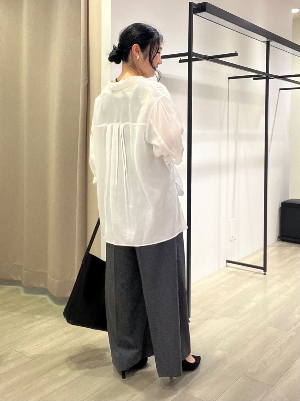TOMOMIさんの「INDIVI｜【体型カバー／清涼感】シアーオーバーシャツ」を使ったコーディネート
