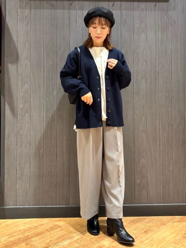 meiさんの「SHOO･LA･RUE｜【洗える/毛玉レス】表面がきれいなVネックカーディガン」を使ったコーディネート
