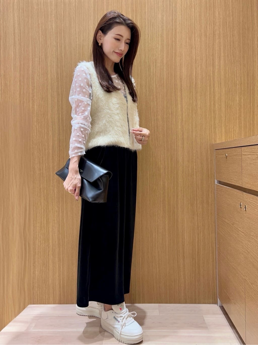 maiさんの「OPAQUE.CLIP｜チュールフラワー刺繍シアートップス【洗濯機OK】」を使ったコーディネート