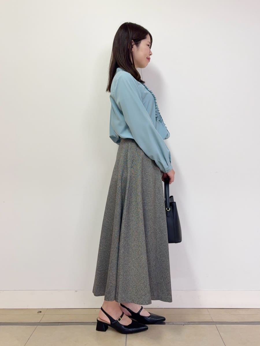 asamiさんの「UNTITLED｜【1枚で着映え/オンオフ着回し】フリルサテンブラウス」を使ったコーディネート