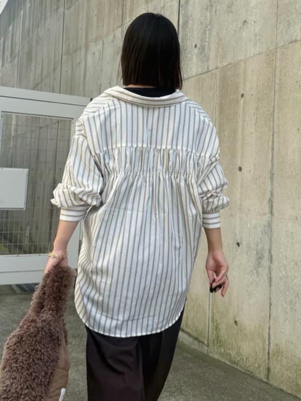 chさんの「THE SHOP TK｜【後ろ姿もサマになる】ストライプ バックシャーリングシャツ/体型カバー/洗える」を使ったコーディネート