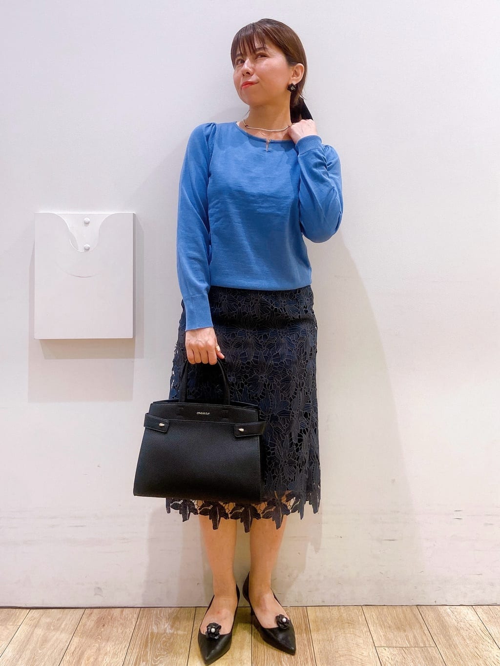 YUKOさんの「index｜パール調パーツ付きクルーネックニット【洗濯機OK】《8col／XS～3L》」を使ったコーディネート
