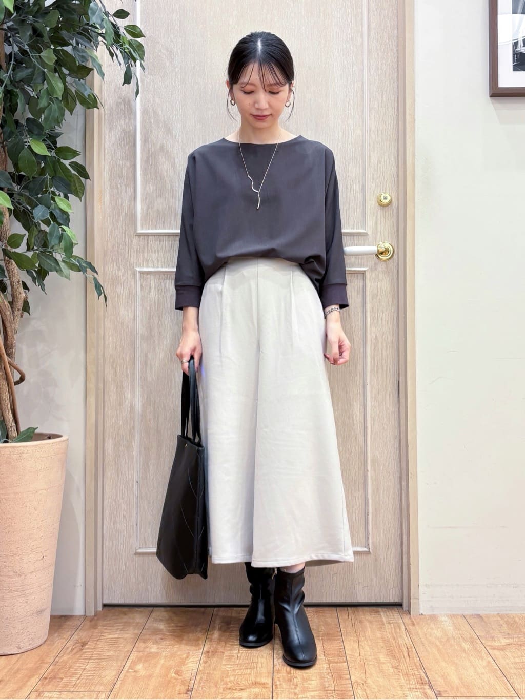 なみさんの「SHOO･LA･RUE｜【高レビュー/洗濯後しわになりにくい】1枚でサマ見え 8分袖ドルマンブラウス」を使ったコーディネート