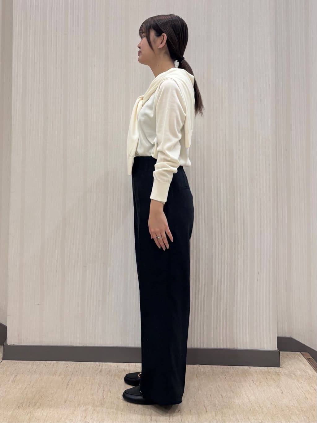 ちひさんの「INDIVI｜【褒められパンツ/ウール調素材】ラメ混ワイドパンツ」を使ったコーディネート