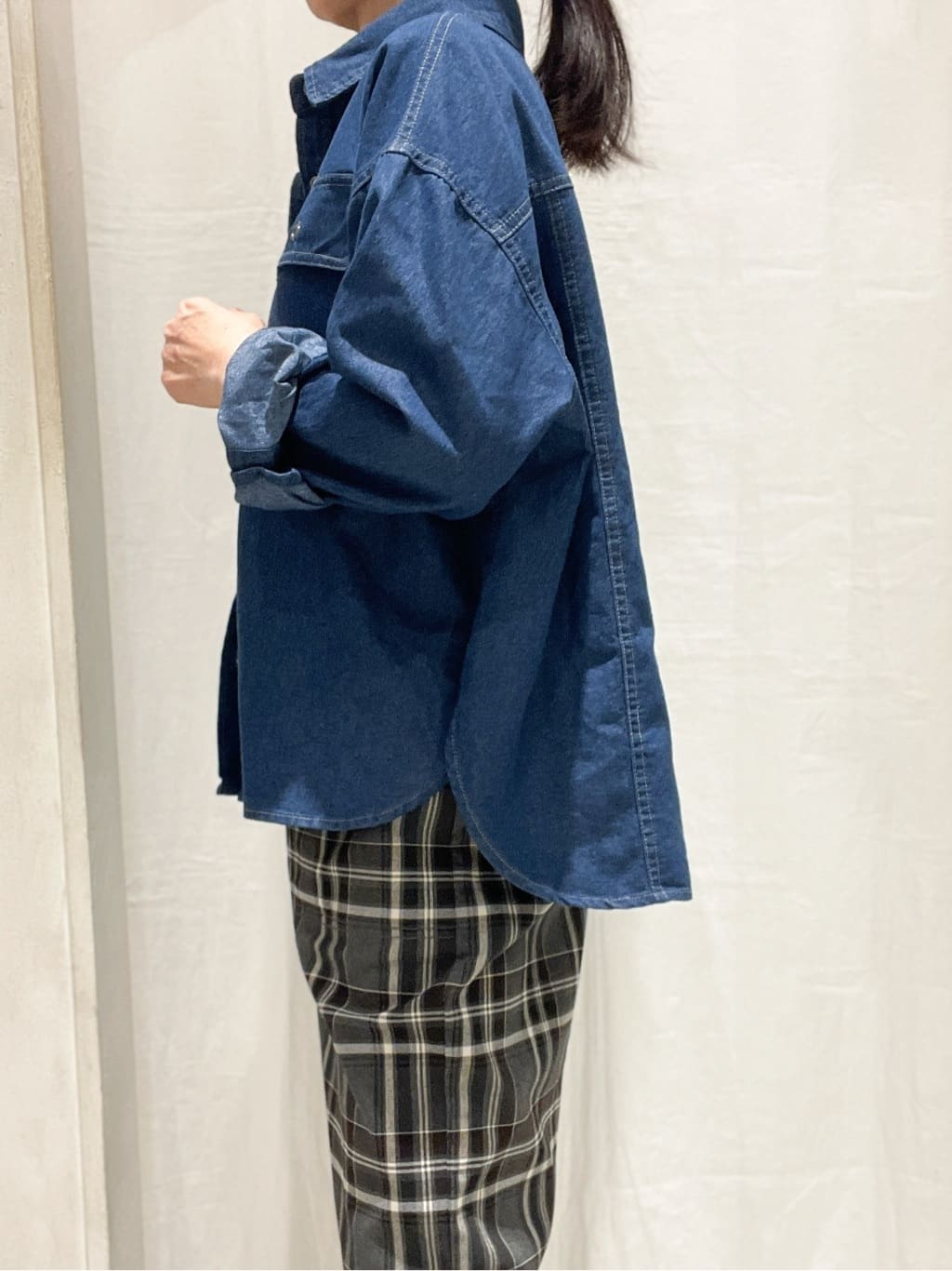 hiroさんの「grove｜【選べる着丈】オーバーサイズデニムシャツ」を使ったコーディネート