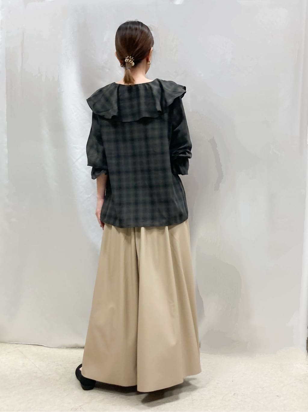 thさんの「SHOO･LA･RUE｜【S-LL】1枚で華やか チェック柄フリルブラウス」を使ったコーディネート