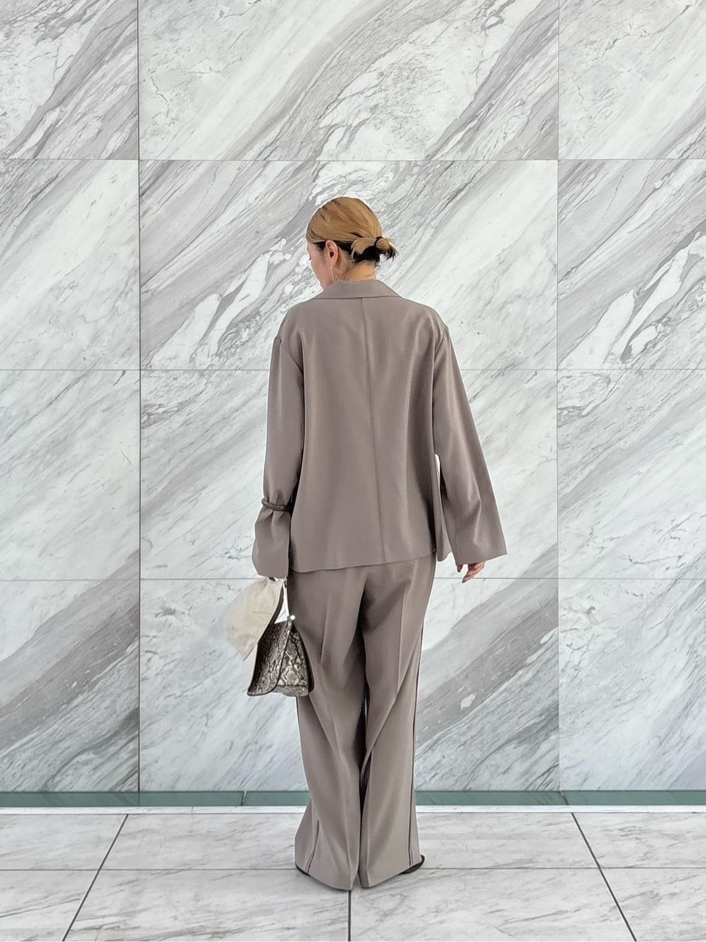 kotakiさんの「INDIVI｜Comfy SET UP｜イージーストレートワイドパンツ【セットアップ対応／通勤/カセット服】」を使ったコーディネート