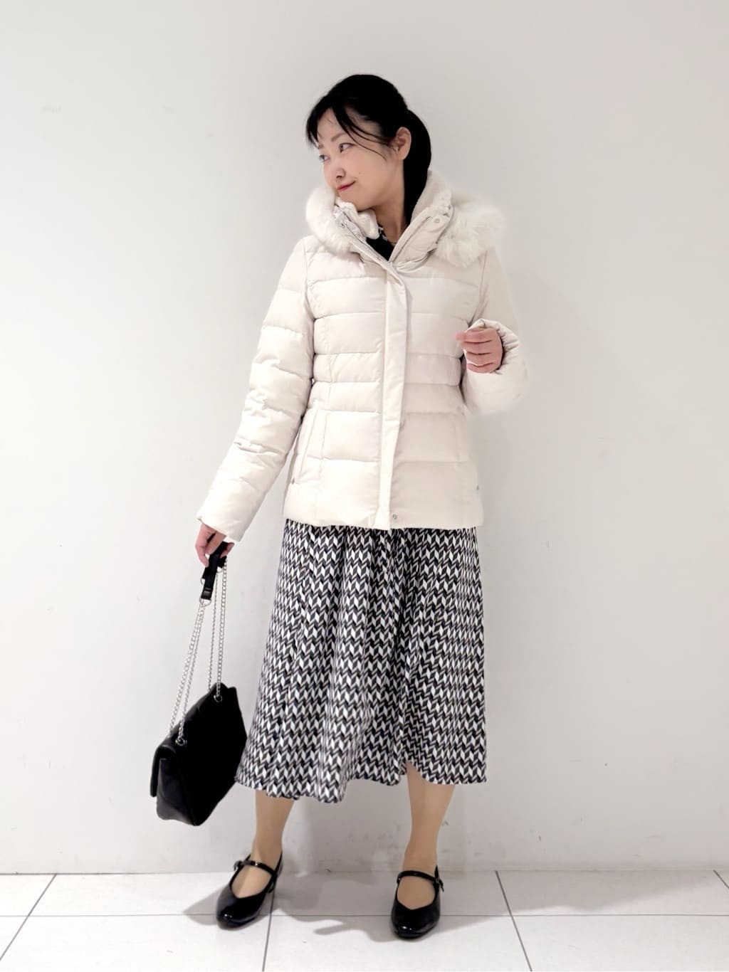 momokoさんの「INDIVI｜【名品／撥水／抗菌防臭】ショート丈リサイクルダウンコート」を使ったコーディネート