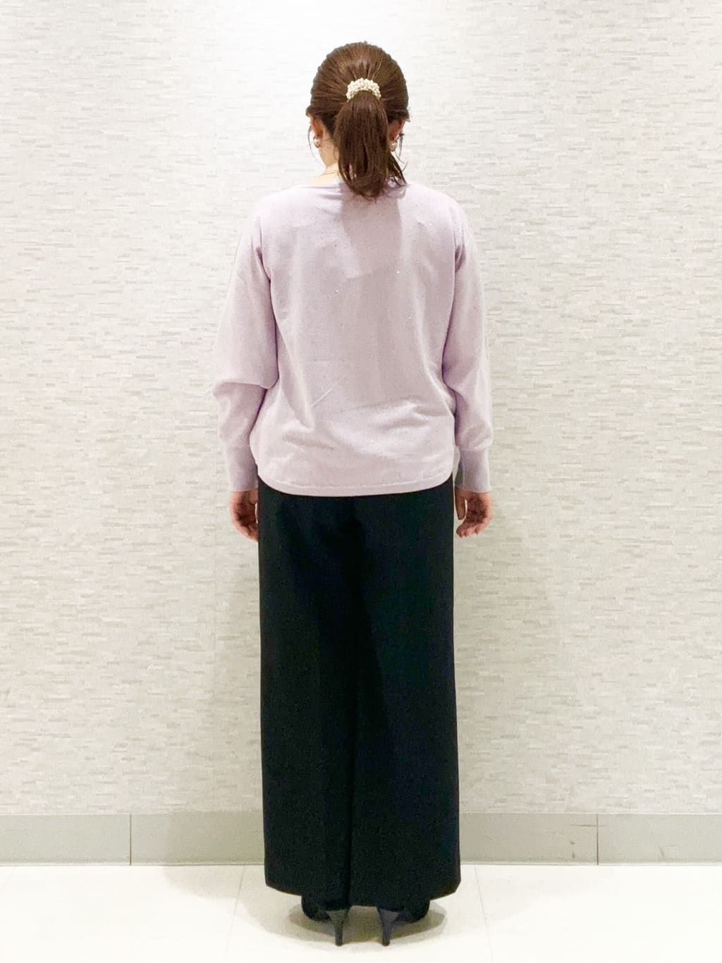 yuさんの「COUP DE CHANCE｜【手洗い可】スパンコール入りニットトップス」を使ったコーディネート