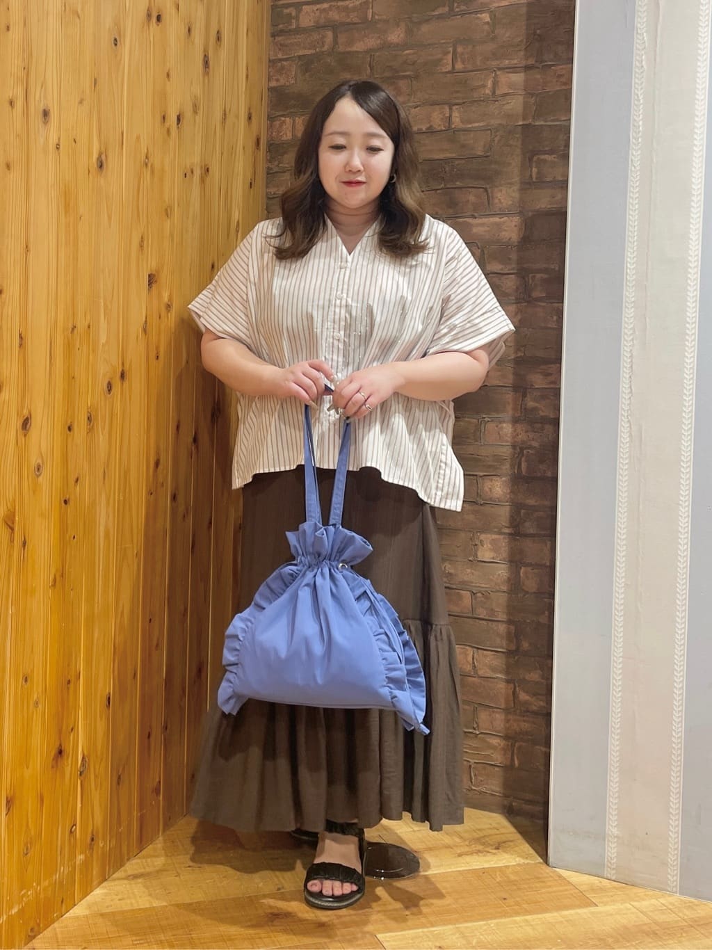 Risaさんの「SHOO･LA･RUE｜きれいめカジュアルに ラメストライプ ポンチョ風シャツ」を使ったコーディネート