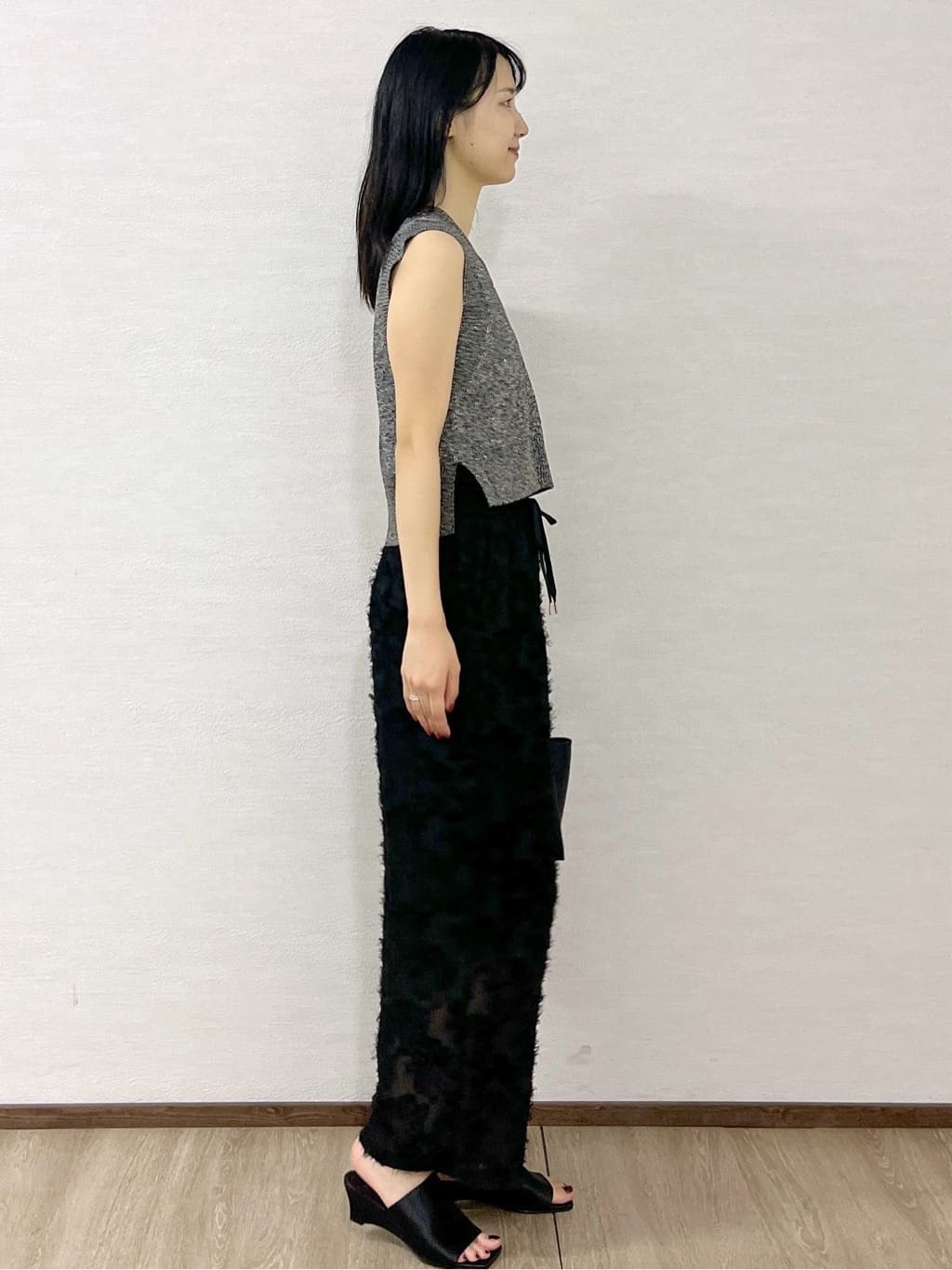 sachikoさんの「OPAQUE.CLIP｜スパンコールラメVネックニット【洗える】」を使ったコーディネート