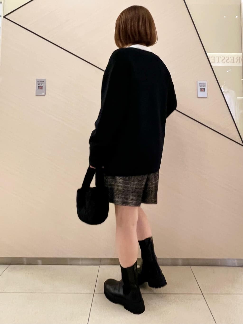 yahataさんの「DRESSTERIOR｜◆コンパクトフェイクファーバッグ」を使ったコーディネート