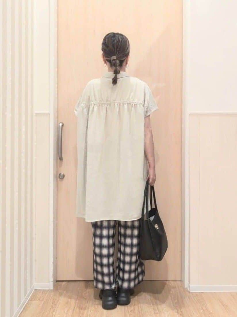 あさんの「SHOO･LA･RUE｜【S-LL/体型カバー】さらりとしたタッチが心地よい バックギャザーブラウス」を使ったコーディネート