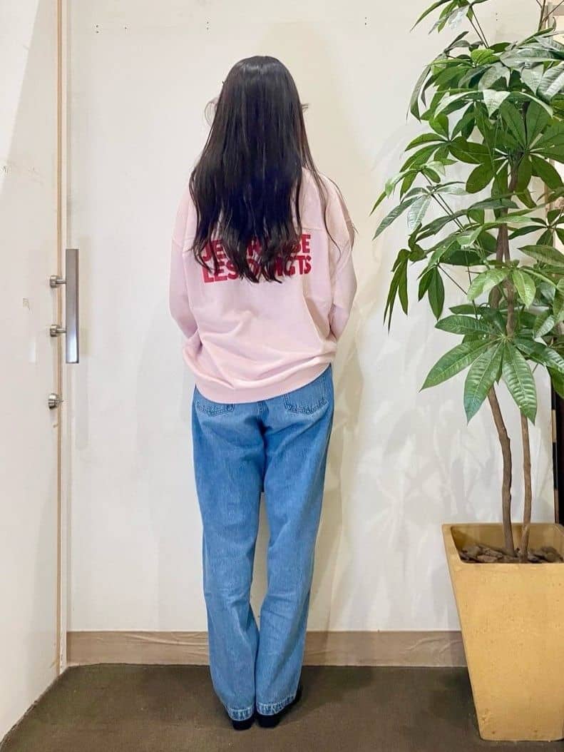AYUMIさんの「SHOO･LA･RUE｜【S-LL】程よくゆったりな 柔らかデニムテーパードパンツ」を使ったコーディネート