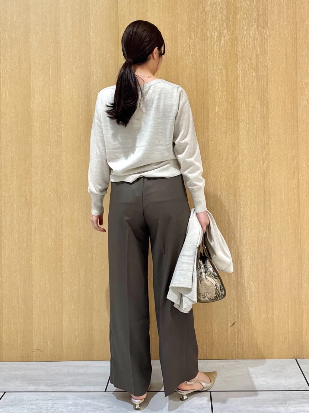 nanaさんの「UNTITLED｜【アンサンブル可/洗える】シルクウールカシミヤ ドルマンスリーブニット」を使ったコーディネート