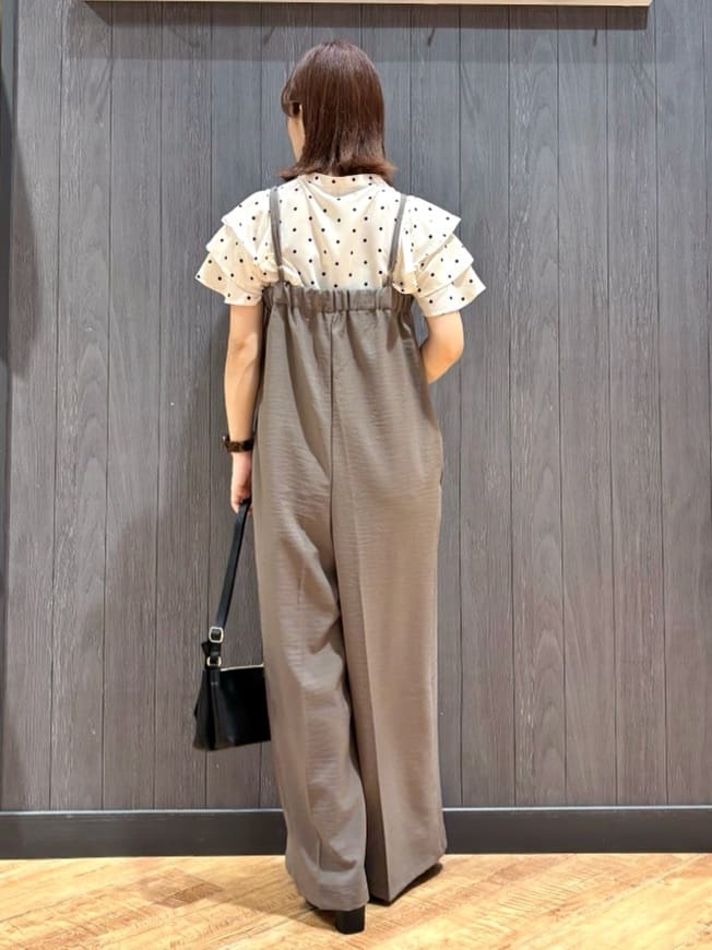 meiさんの「SHOO･LA･RUE｜【無地/ドット柄】お袖フリルが華やぐ きれいめブラウス」を使ったコーディネート