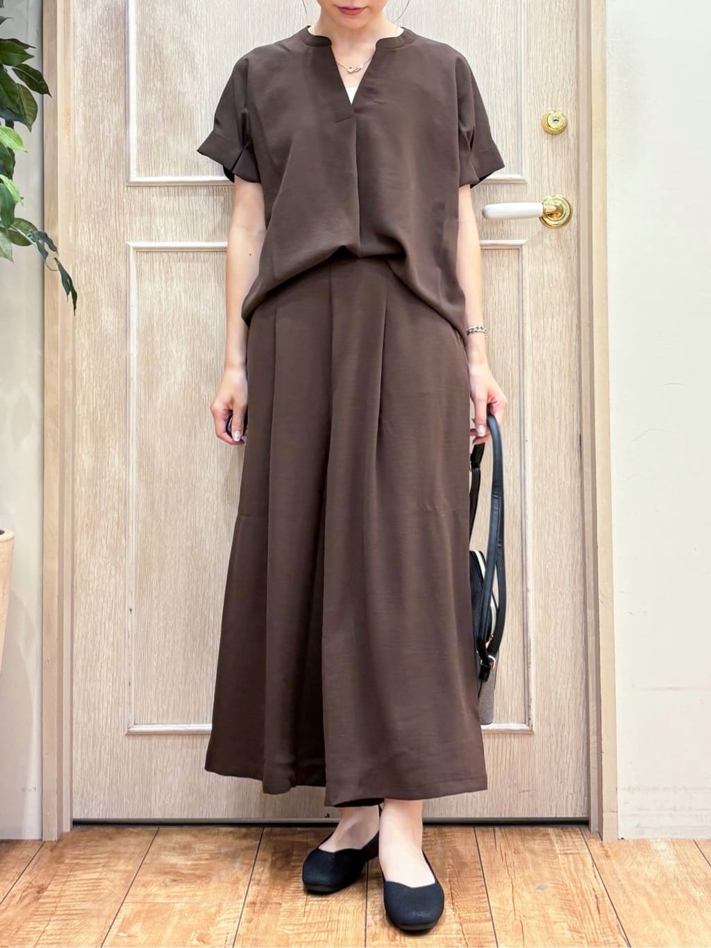 なみさんの「SHOO･LA･RUE｜【S-LL/セットアップ可/ひんやり】きちんと見えで上品 お袖タック スキッパーブラウス」を使ったコーディネート