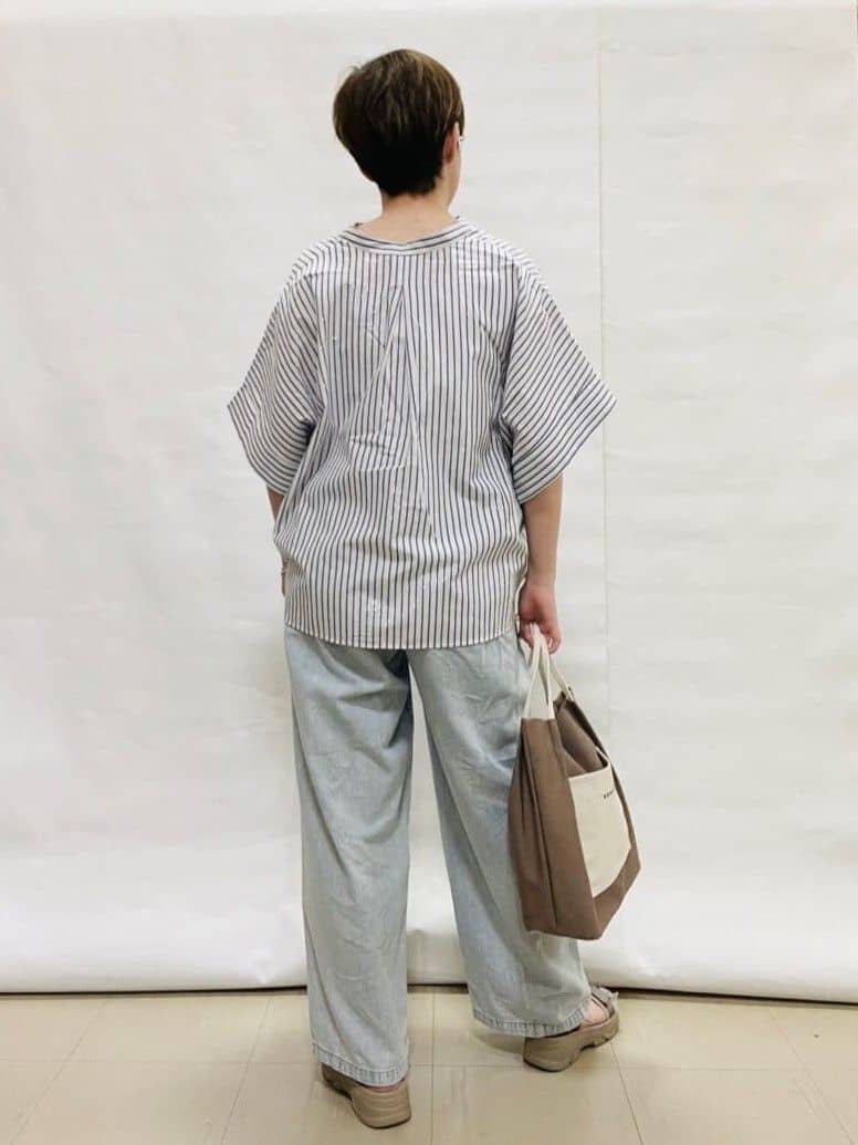 なっちゃんさんの「SHOO･LA･RUE｜暑い夏も軽やかに デニムイージーワイドパンツ」を使ったコーディネート