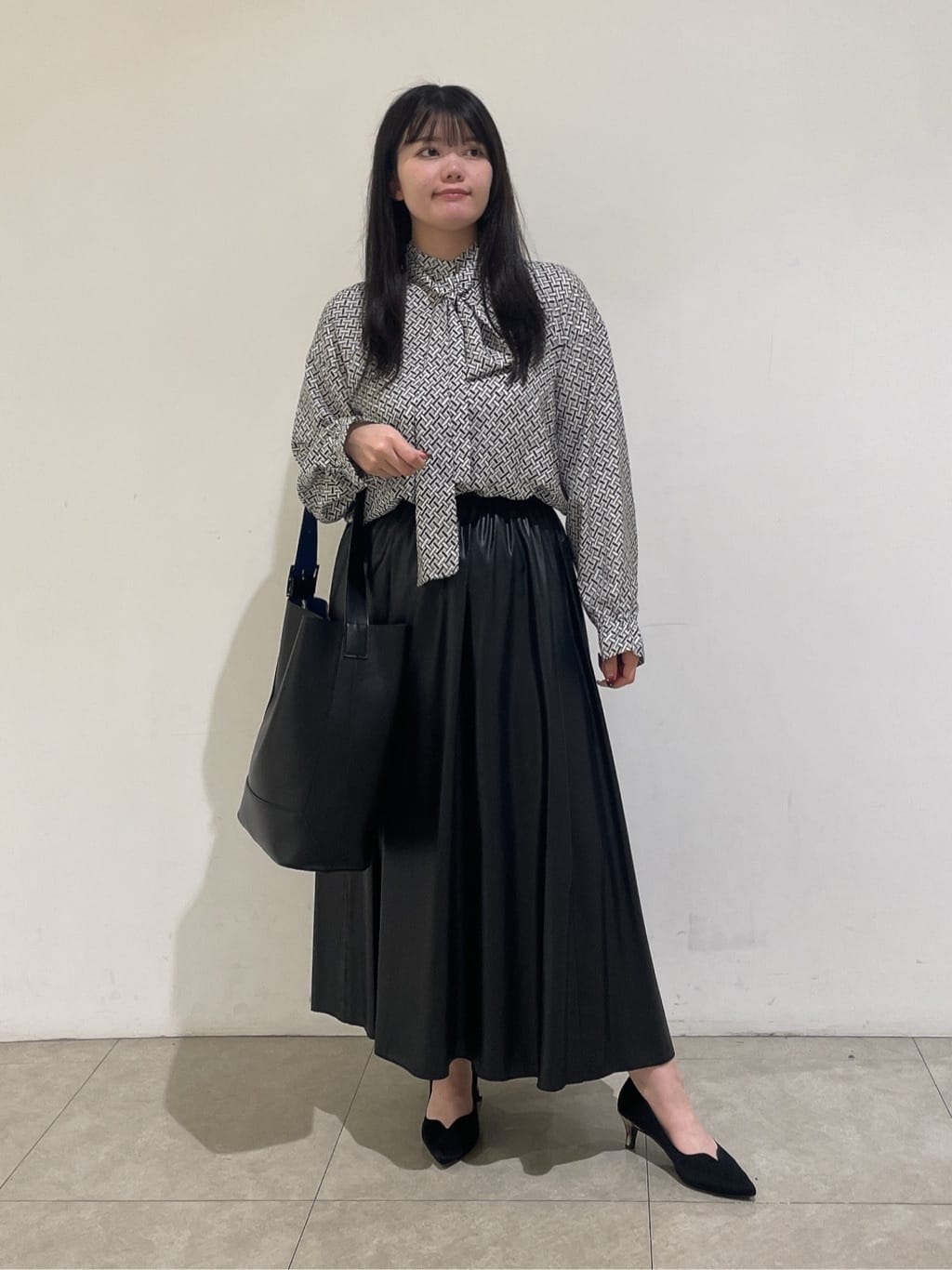 emikaさんの「INDIVI｜ジオメプリントボウタイブラウス」を使ったコーディネート