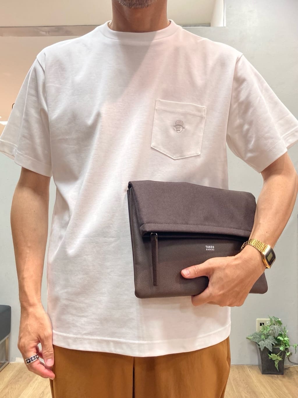 シュンさんの「TAKEO KIKUCHI｜【COOL CITY WEAR】ワンポイント刺しゅう ポケットTシャツ /接触冷感」を使ったコーディネート
