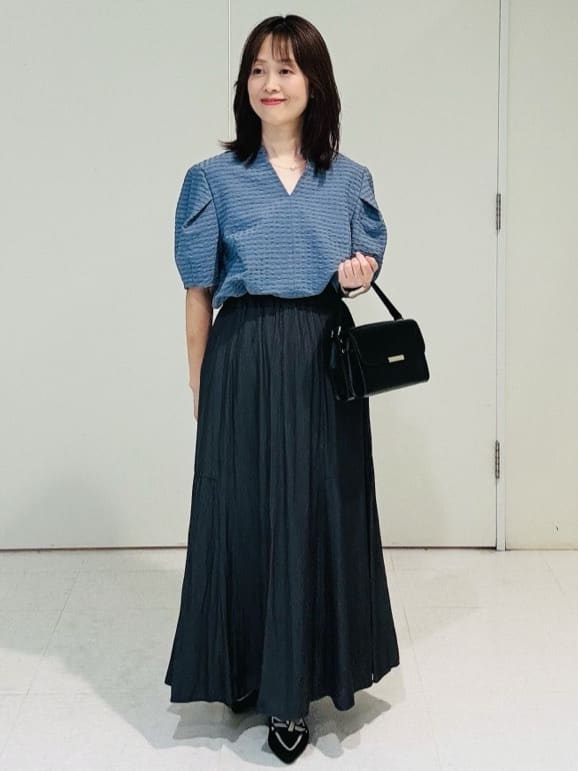makiさんの「UNTITLED｜【吸水速乾/ストレッチ/Vネック】フォルムスリーブ ブラウス」を使ったコーディネート