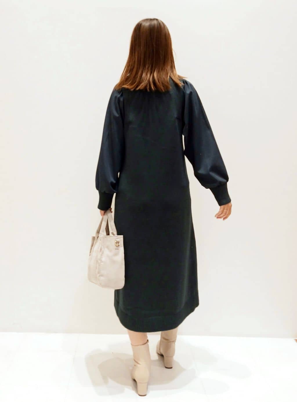 mizueさんの「grove｜一枚で華やぐ、袖布帛ケーブルニットワンピース」を使ったコーディネート