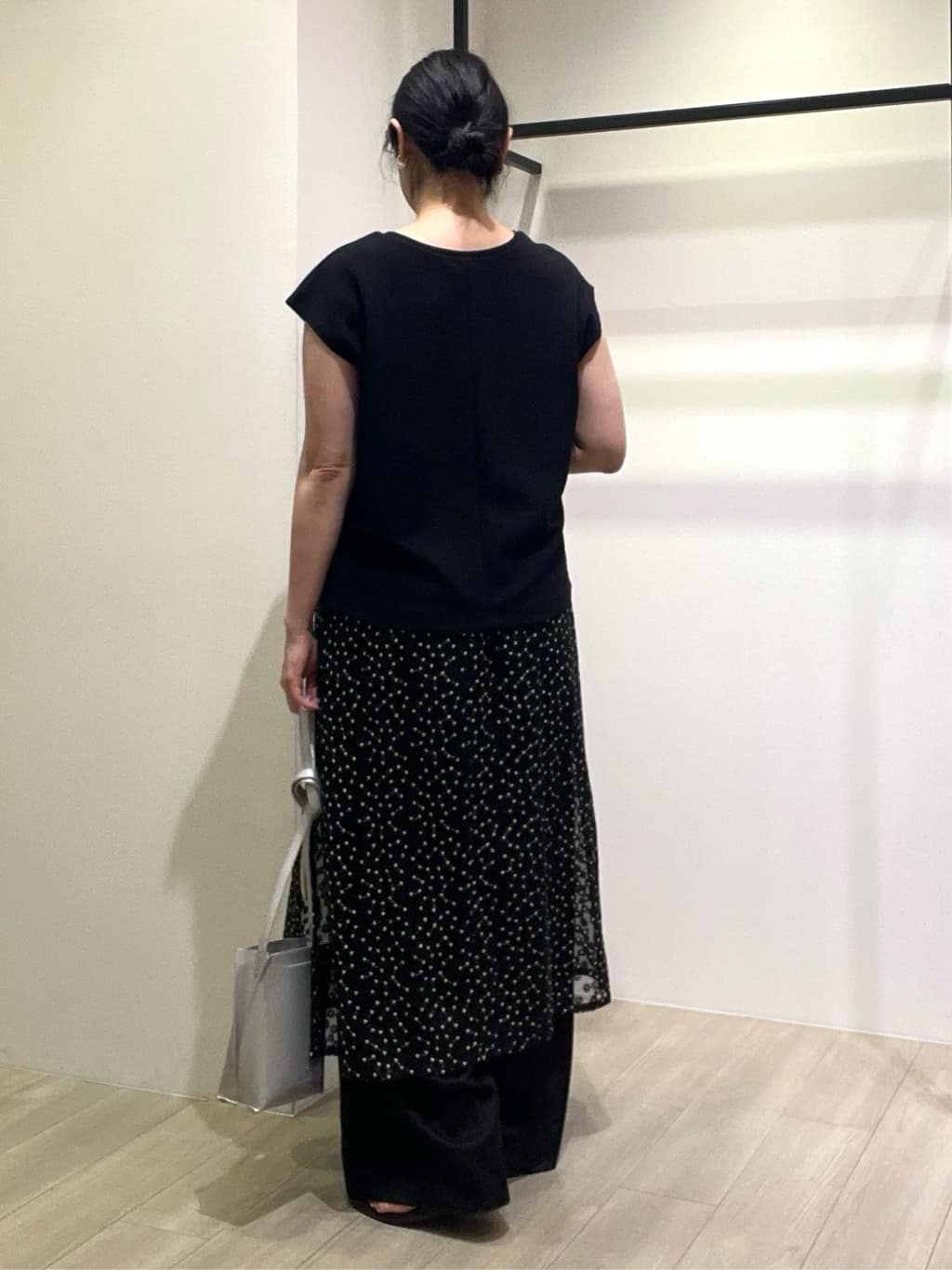 TOMOMIさんの「INDIVI｜【2点セット／着回し◎】ノースリーブ＆ティアードスカート カセット服」を使ったコーディネート