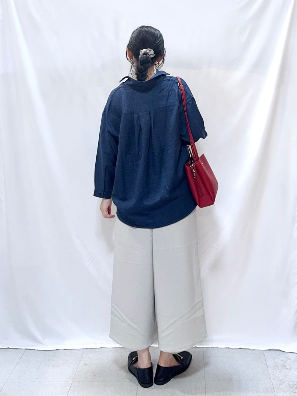 𝐇𝐢𝐫𝐨𝐦𝐢さんの「SHOO･LA･RUE｜【S-LL】インせず着られる デニムライク前開きブラウス」を使ったコーディネート