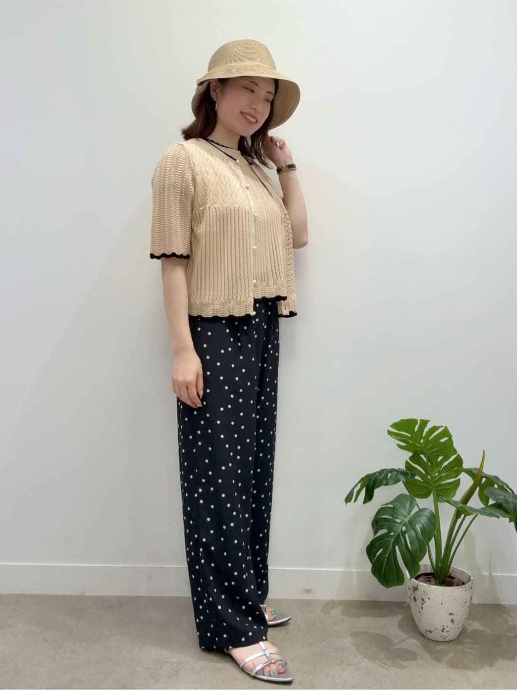 Suma Una本部スタッフさんの「SunaUna｜◆【透かし柄】スカラップニット」を使ったコーディネート