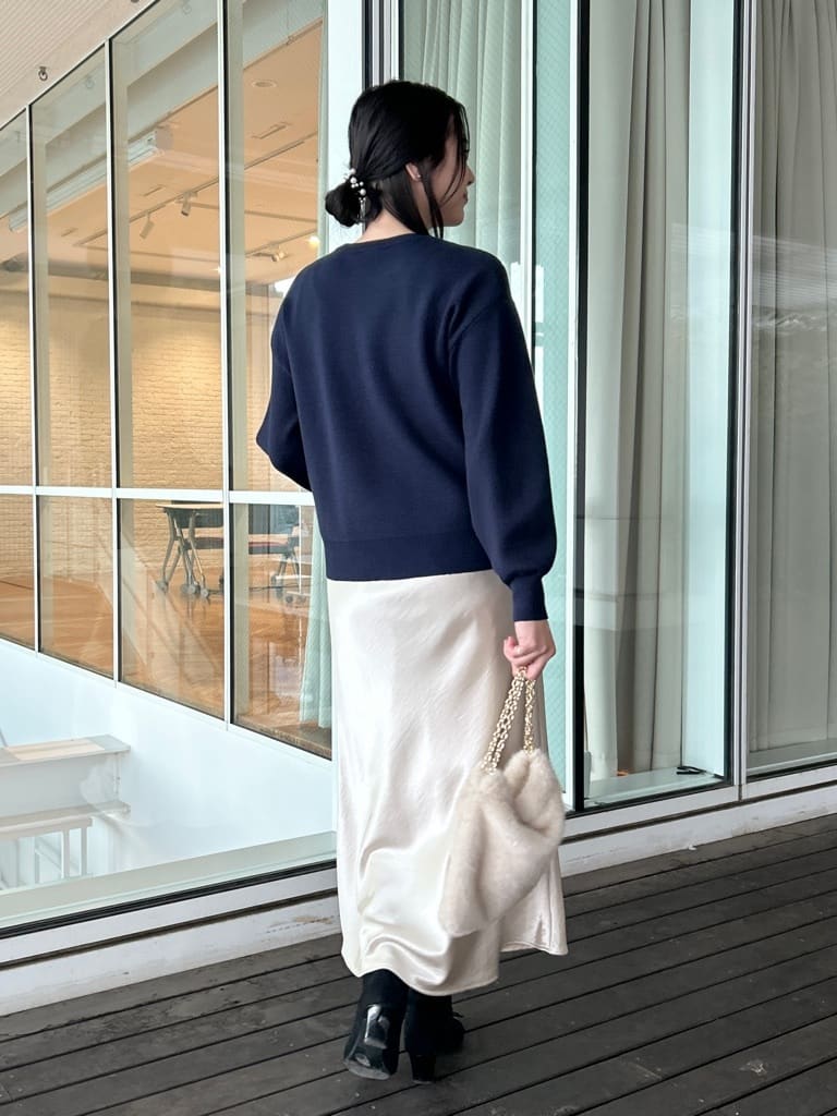 shinoさんの「Couture brooch｜【パール調・ビジューデザイン】華やかロゴニット」を使ったコーディネート