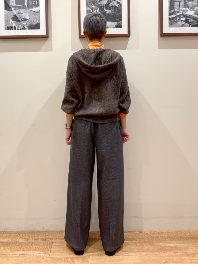 Ayumiさんの「SHOO･LA･RUE｜【S-LL】お顔周りをすっきり魅せる ふんわり Vネックフードニット」を使ったコーディネート