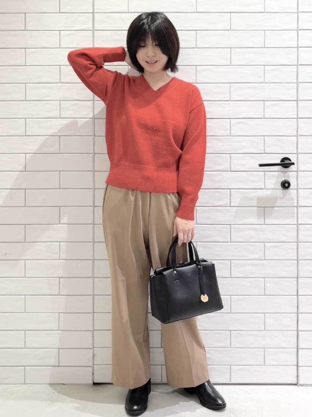 しおりさんの「OPAQUE.CLIP｜Vネックラメニット【洗濯機OK】」を使ったコーディネート